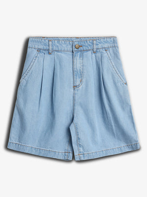Lyseblå denimshorts med lommer og et knap-lynlåslukning foran, ligger fladt i en neutral hvid baggrund.