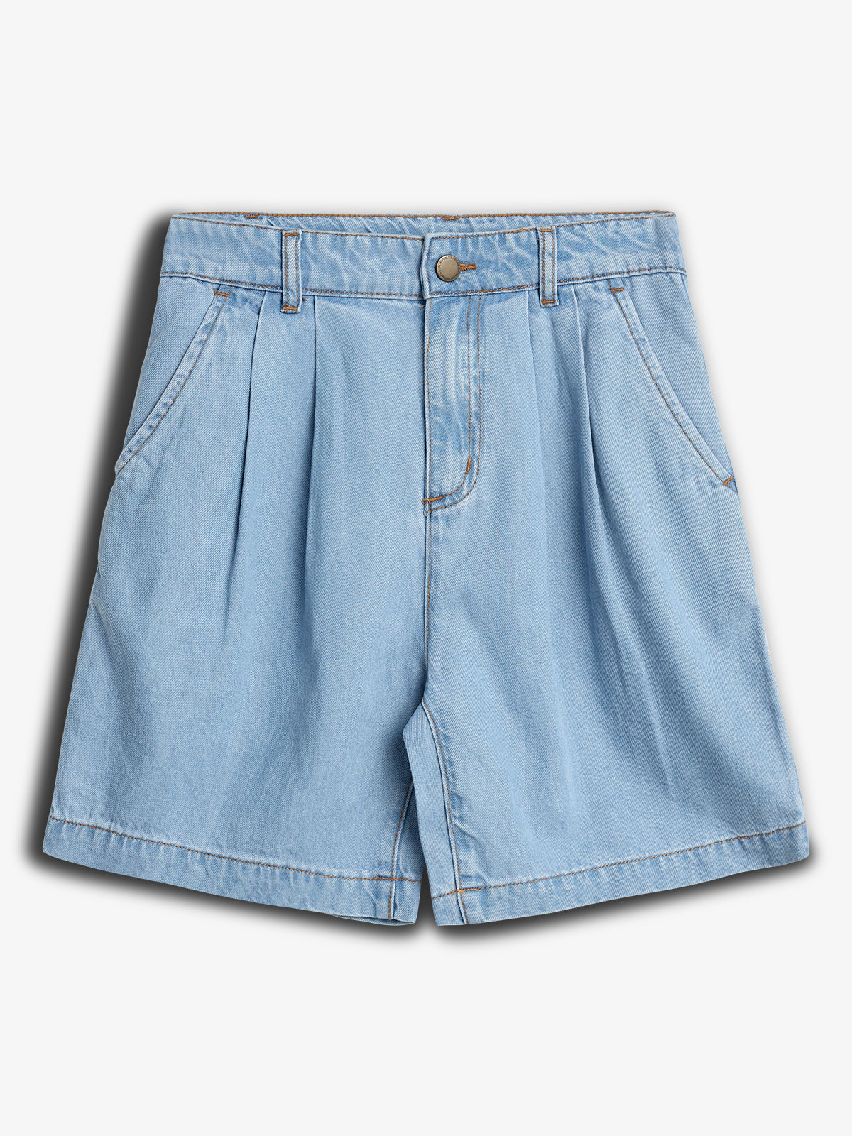 Lyseblå denimshorts med lommer og et knap-lynlåslukning foran, ligger fladt i en neutral hvid baggrund.