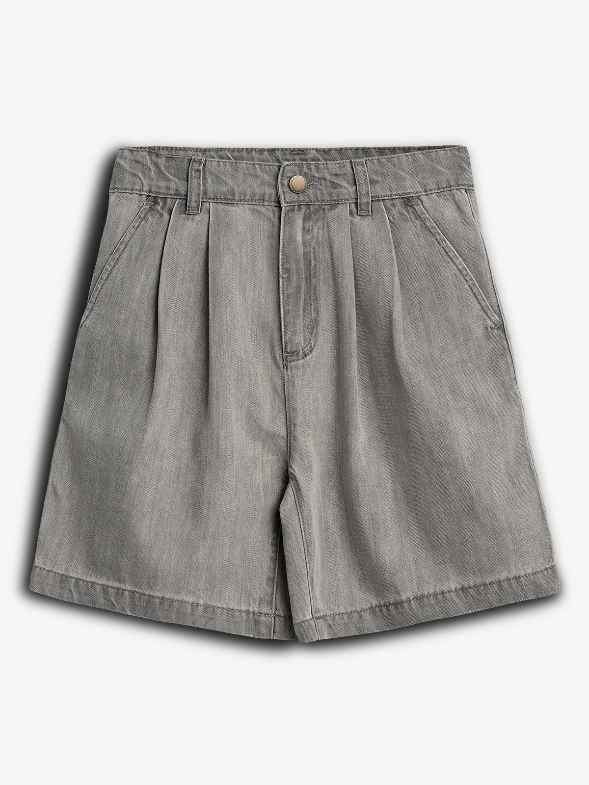 Grå shorts ligger fladt med folder foran og sidelommer. Bæltestropper ses øverst, knap og lynlås synlig, mod en hvid baggrund.