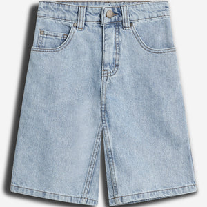 Lyseblå denimshorts med fem lommer, liggende fladt på en lys baggrund. Shortsene har bæltestropper og metal knaplukning. Syningen er tydelig langs kanterne.