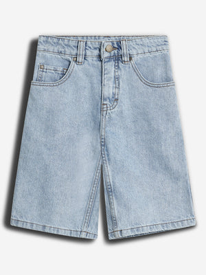 Lyseblå denimshorts med fem lommer, liggende fladt på en lys baggrund. Shortsene har bæltestropper og metal knaplukning. Syningen er tydelig langs kanterne.