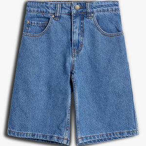 Blå denimshorts med fem lommer og bæltestropper ligger fladt på en hvid baggrund. Knaplukning foran.