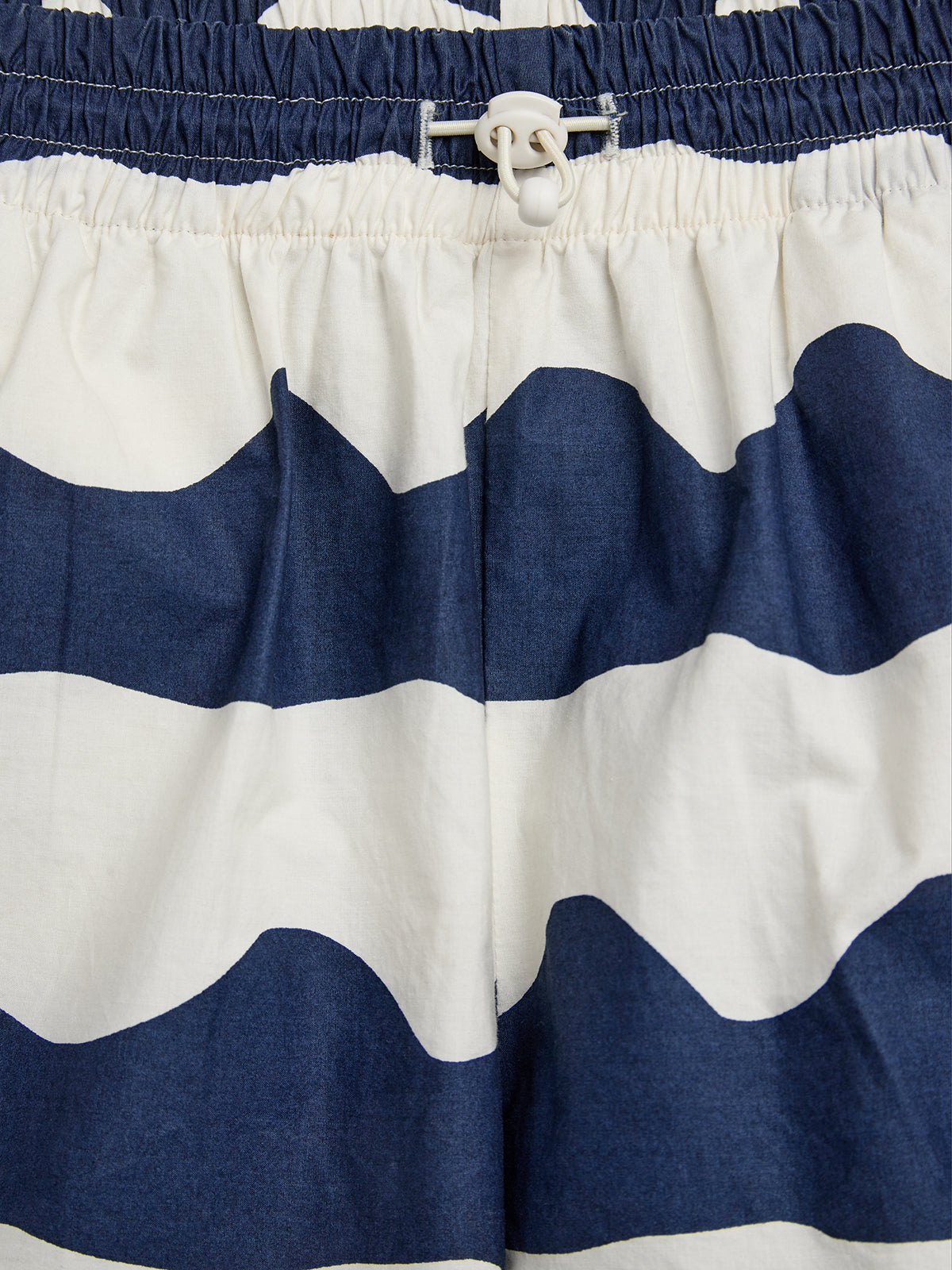 Shorts med bølgeformet mønster i marineblå og hvid. Elastisk snor i taljen.