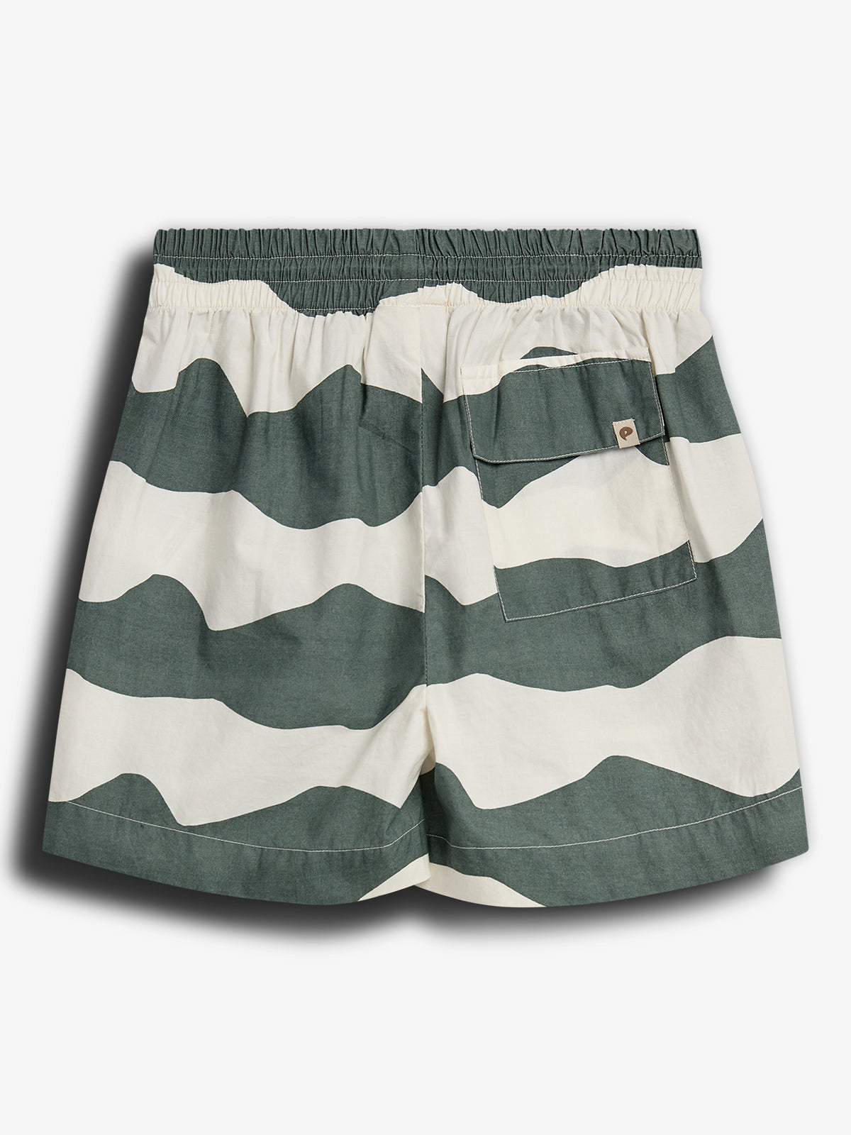 Shorts med brede, vandrette bølger i et mønster af grøn og hvid. Har elastisk talje og en firkantet baglomme med en lille mærke. Placeret mod en hvid baggrund.