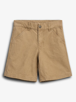 Beige shorts med bæltestropper, lommer og en knaplukning, ligger fladt mod en hvid baggrund.