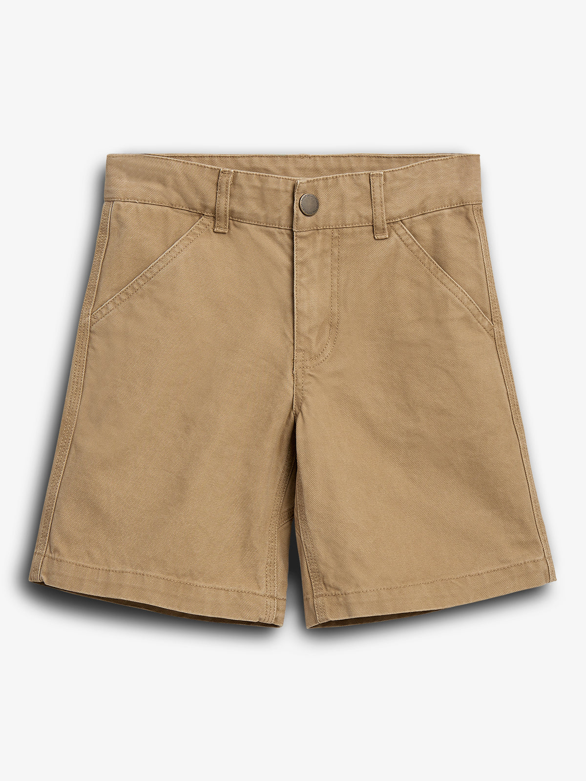 Beige shorts ligger fladt. De har knaplukning og bæltestropper. Omgivelse er en simpel, ensfarvet baggrund.