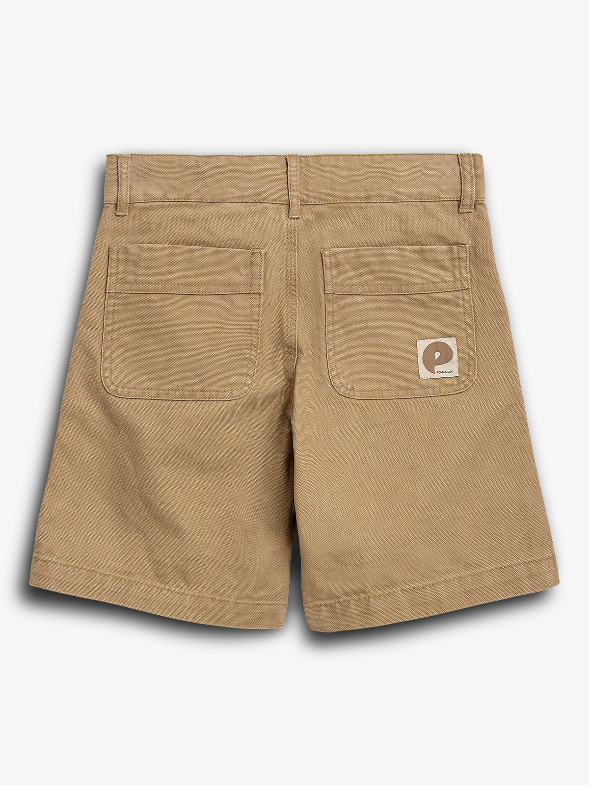 Beige shorts, liggende fladt, med to baglommer og et mærke med teksten "p power". Baggrunden er enkel og grå.