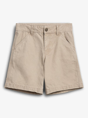 Beige shorts ligger fladt på en hvid baggrund. De har to forlommer, en knaplukning foran og bæltestropper, hvilket gør dem velegnede til afslappede lejligheder.