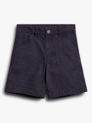 Marineblå shorts ligger fladt, med en metal knap og lynlås. Der er to sidelommer og bæltestropper. Kortene er placeret på en hvid baggrund. Ingen tekst til stede.