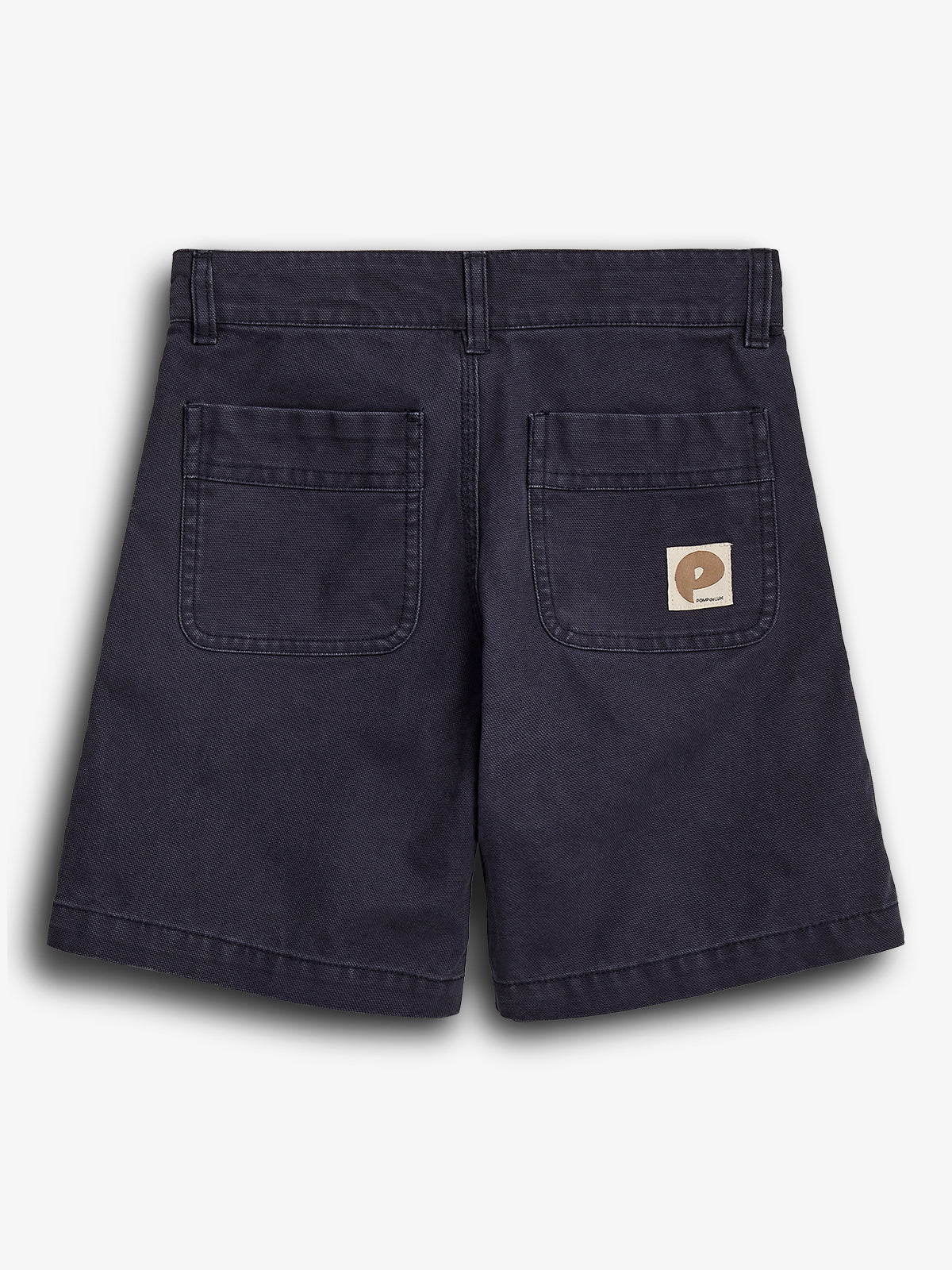 Mørkeblå shorts med to baglommer. En label med et rundt logo og teksten "PUNCHCH" er påsyet på den højre lomme. Baggrunden er hvid.