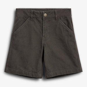 Brune shorts med knaplukning og bæltestropper, placeret på en neutral hvid baggrund. De har to skrålommer foran og en syning langs kanten.