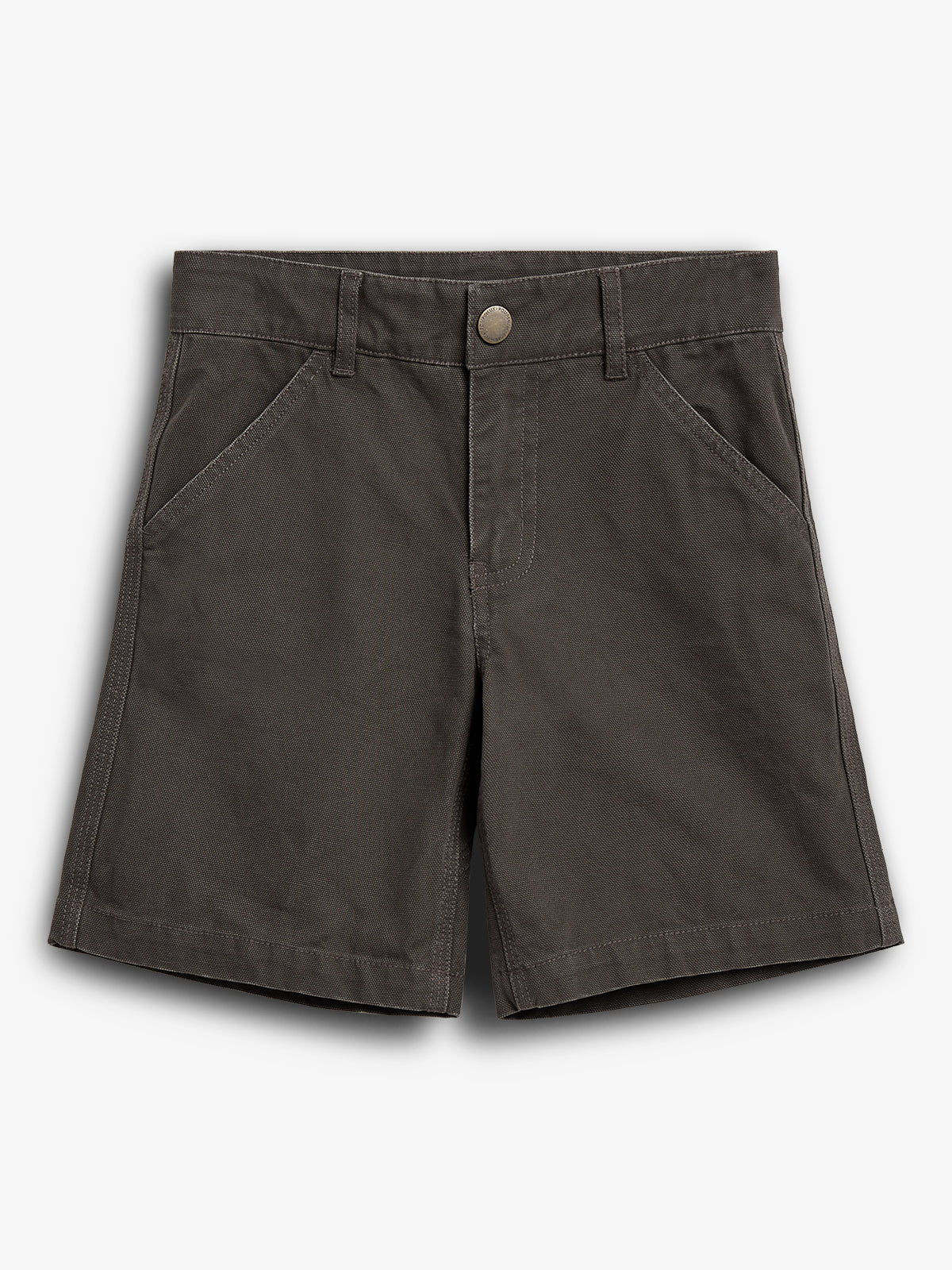 Brune shorts med knaplukning og bæltestropper, placeret på en neutral hvid baggrund. De har to skrålommer foran og en syning langs kanten.