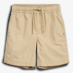 Beige shorts med elastisk talje og justerbare snørebånd vises på en hvid baggrund. Der er en lille etiket med et logo på venstre side.