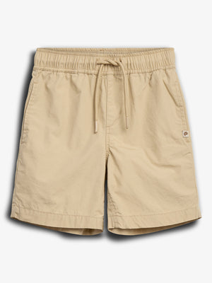 Beige shorts med elastisk talje og justerbare snørebånd vises på en hvid baggrund. Der er en lille etiket med et logo på venstre side.