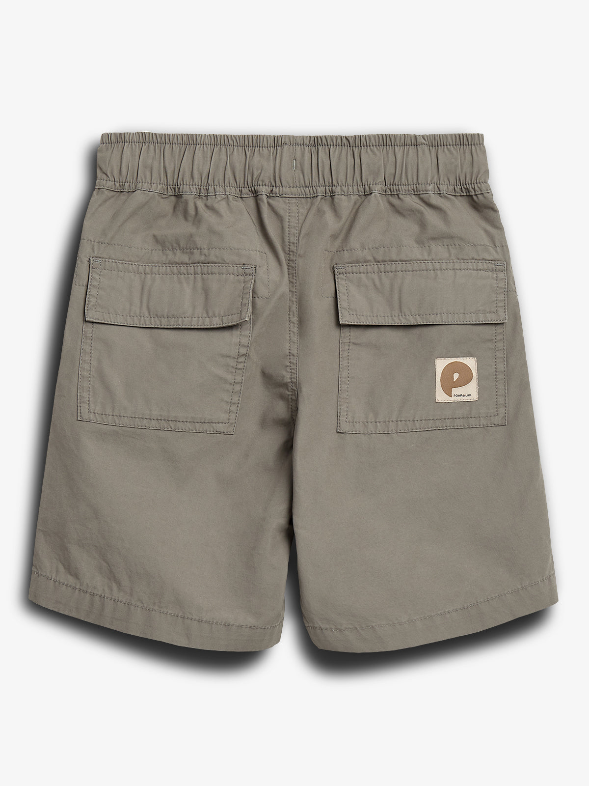 Khakifarvede shorts med to baglommer. Shortsene har elastisk talje og et lille logo på den ene lomme. Baggrunden er en lys flade.