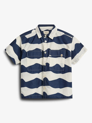 Kortærmet skjorte med brede, bølgende blå og hvide striber. Skjorten har to brystlommer og hvide knapper. Baggrund er ensfarvet hvid.