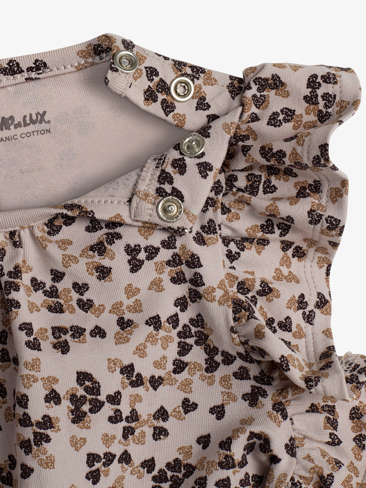 Romper med trykknapper dekoreret med små hjerteprint. Stoffet har et krøllet design. Tekst: "POMPdeLUX ORGANIC COTTON."