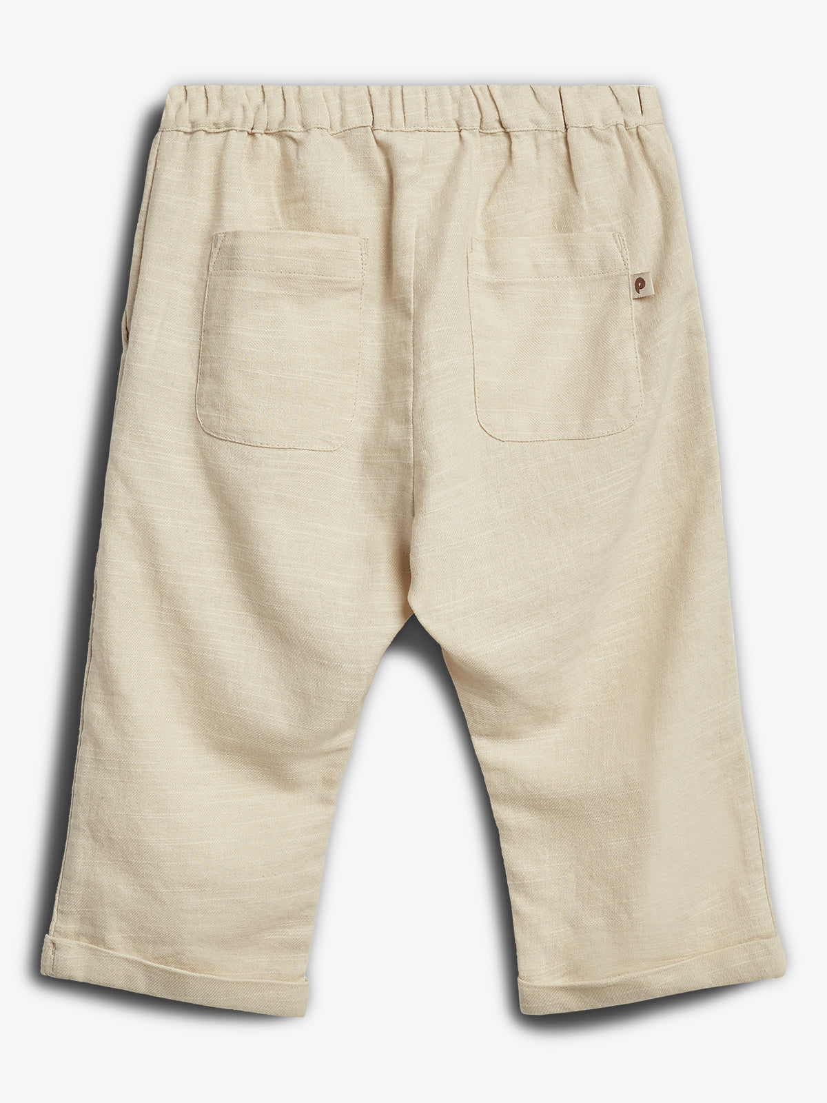 Beige bukser med elastisk talje og to baglommer, hænger stille mod en hvid baggrund.