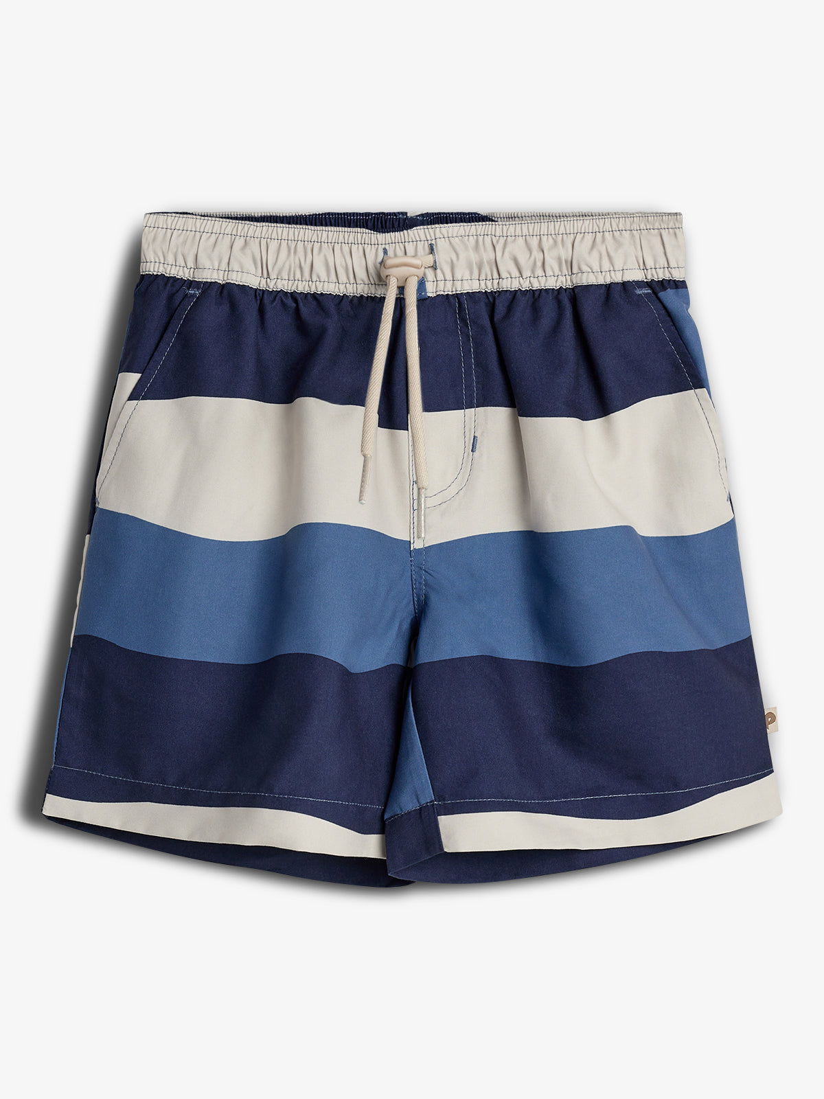 Shorts med blå, hvide og lyseblå horisontale striber, strammes med snørebånd. De ligger på en ensfarvet, lys baggrund.