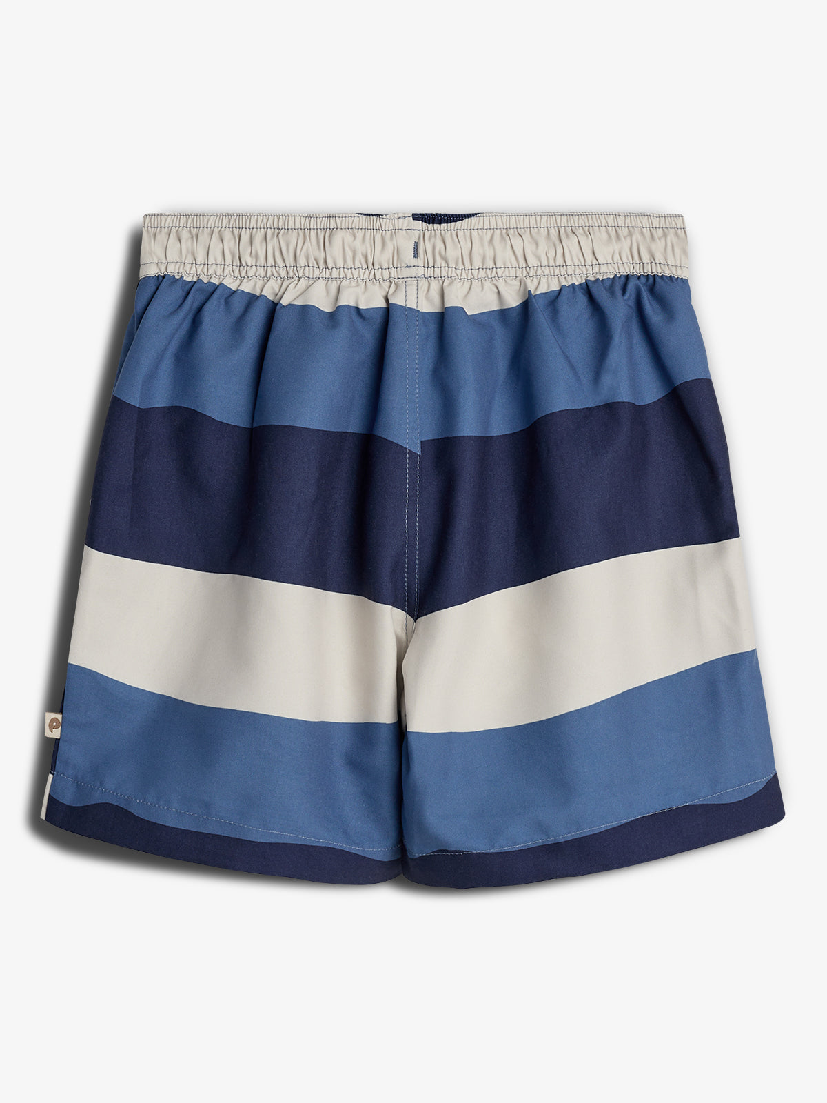 Shorts med brede, horisontale striber i blå, marineblå og hvid farve. De har en elastisk talje og er placeret mod en enkel, hvid baggrund. Ingen tekst er synlig.