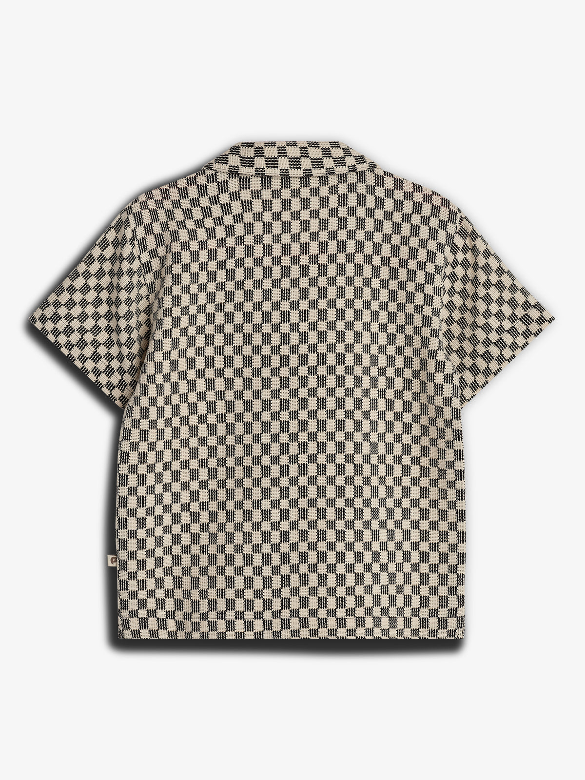 Kortærmet skjorte med skakternet mønster i sort og beige, ligger fladt på en hvid baggrund. Skjorten er uden tekst eller logoer, hvilket fremhæver det geometriske design.