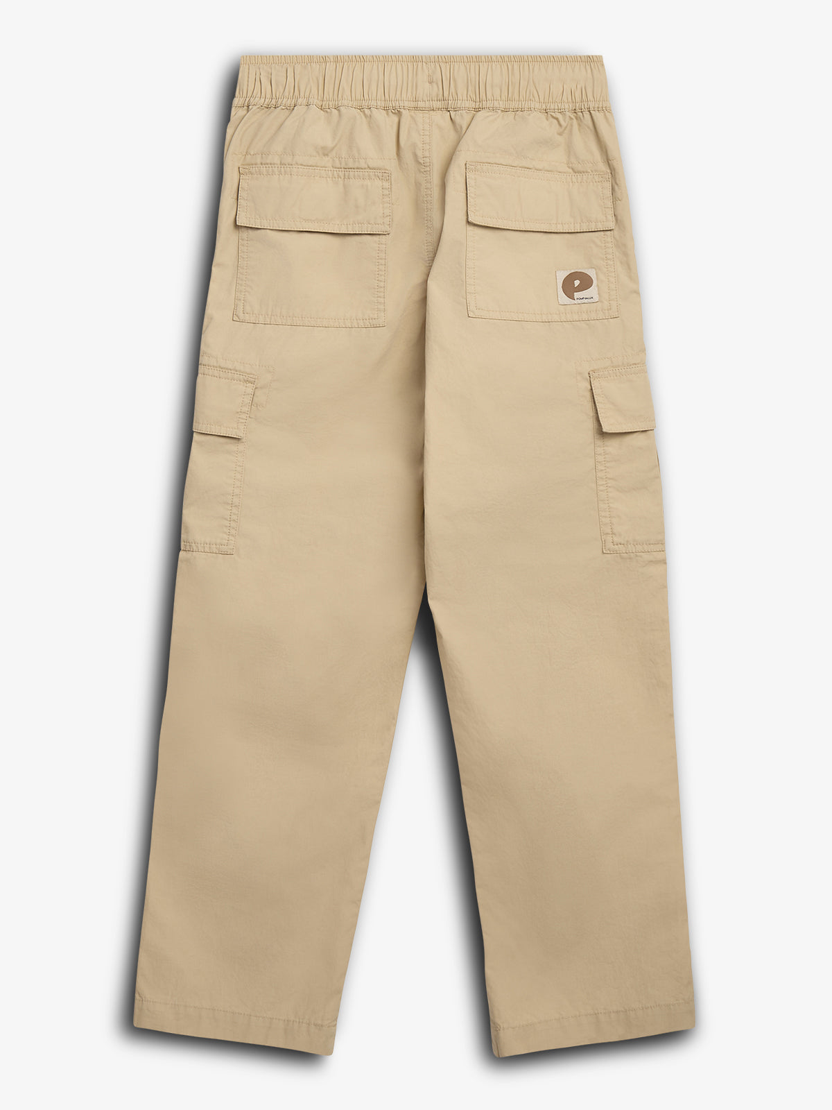 Beige bukser vises bagfra, med elastisk talje og fem lommer. To baglommer har flapper, samt logo påsat den ene. Lys baggrund.