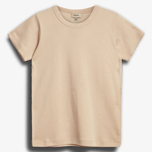 Beige T-shirt ligger fladt mod hvid baggrund, viser enkle korte ærmer og rund halsudskæring. På etiketten står "Petit Sofie Schnoor," "UK 14/0," og "146."