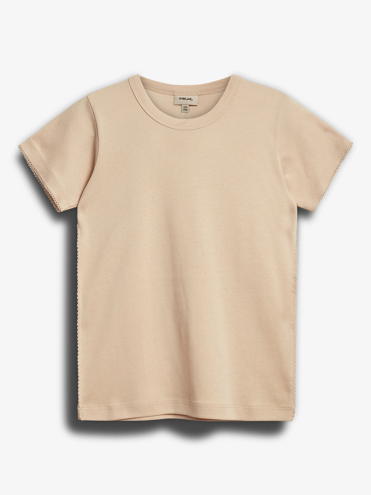 Beige T-shirt ligger fladt mod hvid baggrund, viser enkle korte ærmer og rund halsudskæring. På etiketten står "Petit Sofie Schnoor," "UK 14/0," og "146."