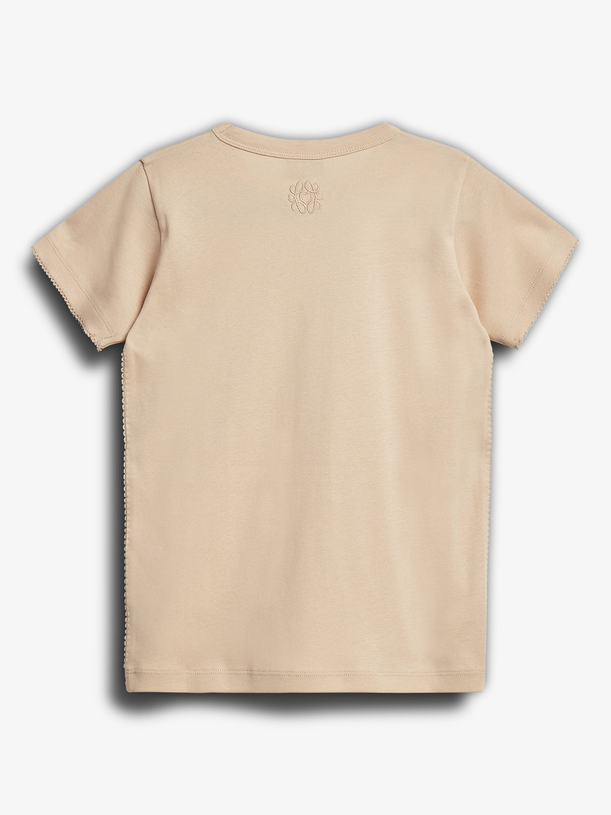 Beige T-shirt hænger ubevægeligt med kortærmet design; ryggen har et cirkulært logo på øverste del. Baggrunden er helt hvid, hvilket fremhæver T-shirtens farve.
