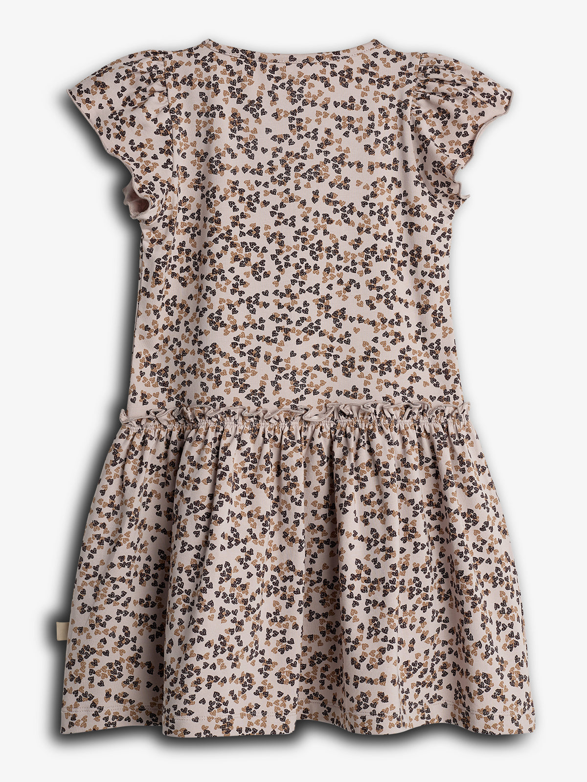 Kjole med korte ærmer og et småprintet sommerfuglemønster i brune nuancer, ligger fladt mod en hvid baggrund. Stoffet har let rynkede detaljer ved taljen. Ingen tekst til stede.