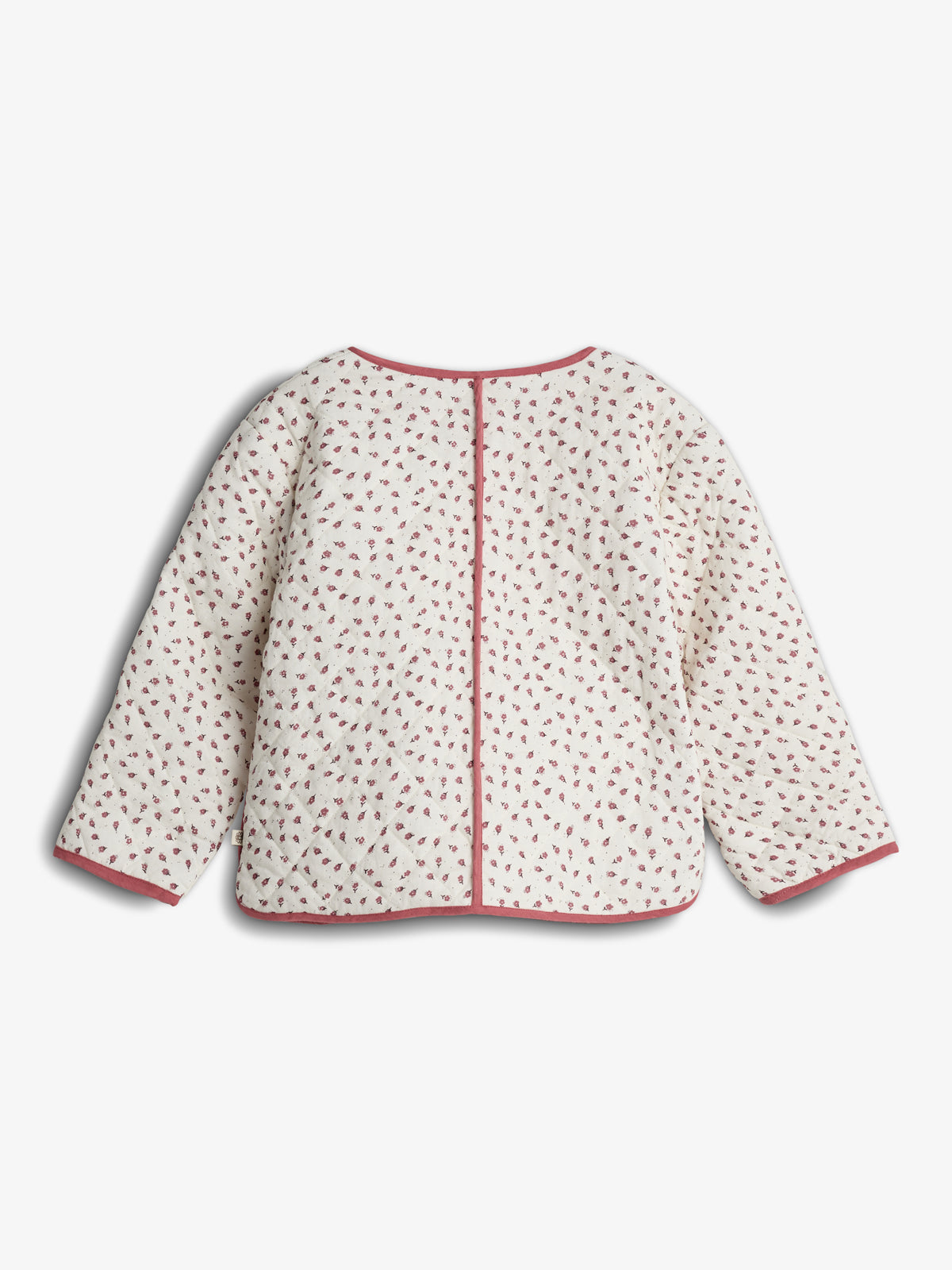 Jakken er en hvid quiltet jakke med et mønster af små, røde blomster. Den har rosa kantning langs sømmene og er placeret på en ensfarvet hvid baggrund.