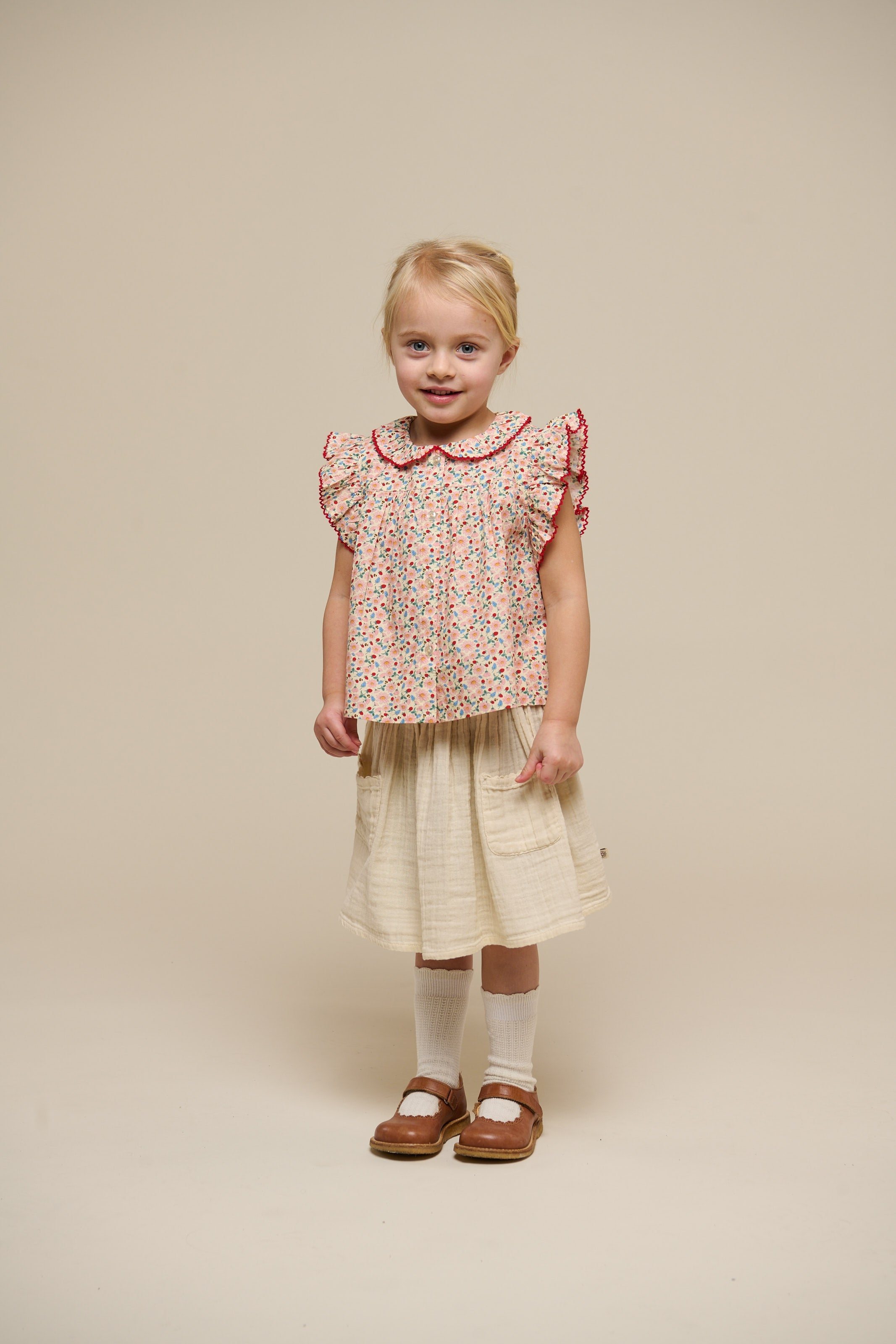 Poplintop med blomsterprint og flæse - Kids - Rose | 100948 Poppy