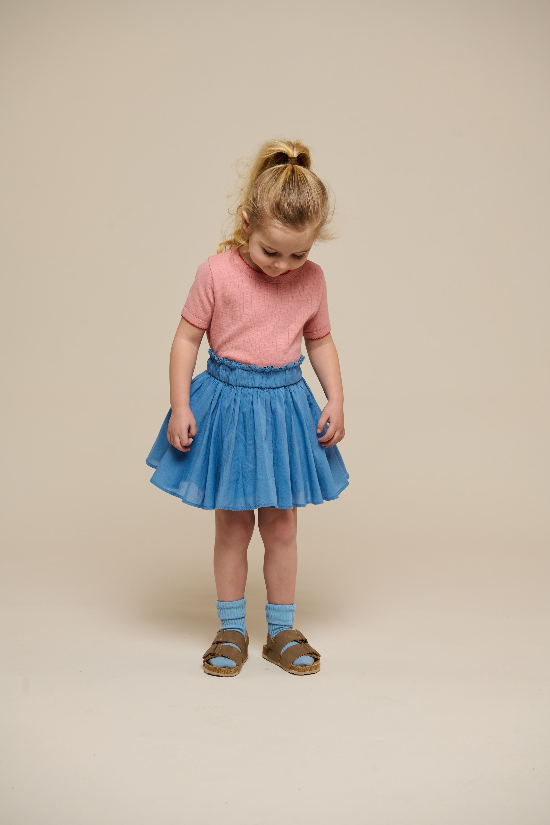Bomuldsnederdel med bølgebånd og flæse - Kids - Dusty Blue | 101039 Alma