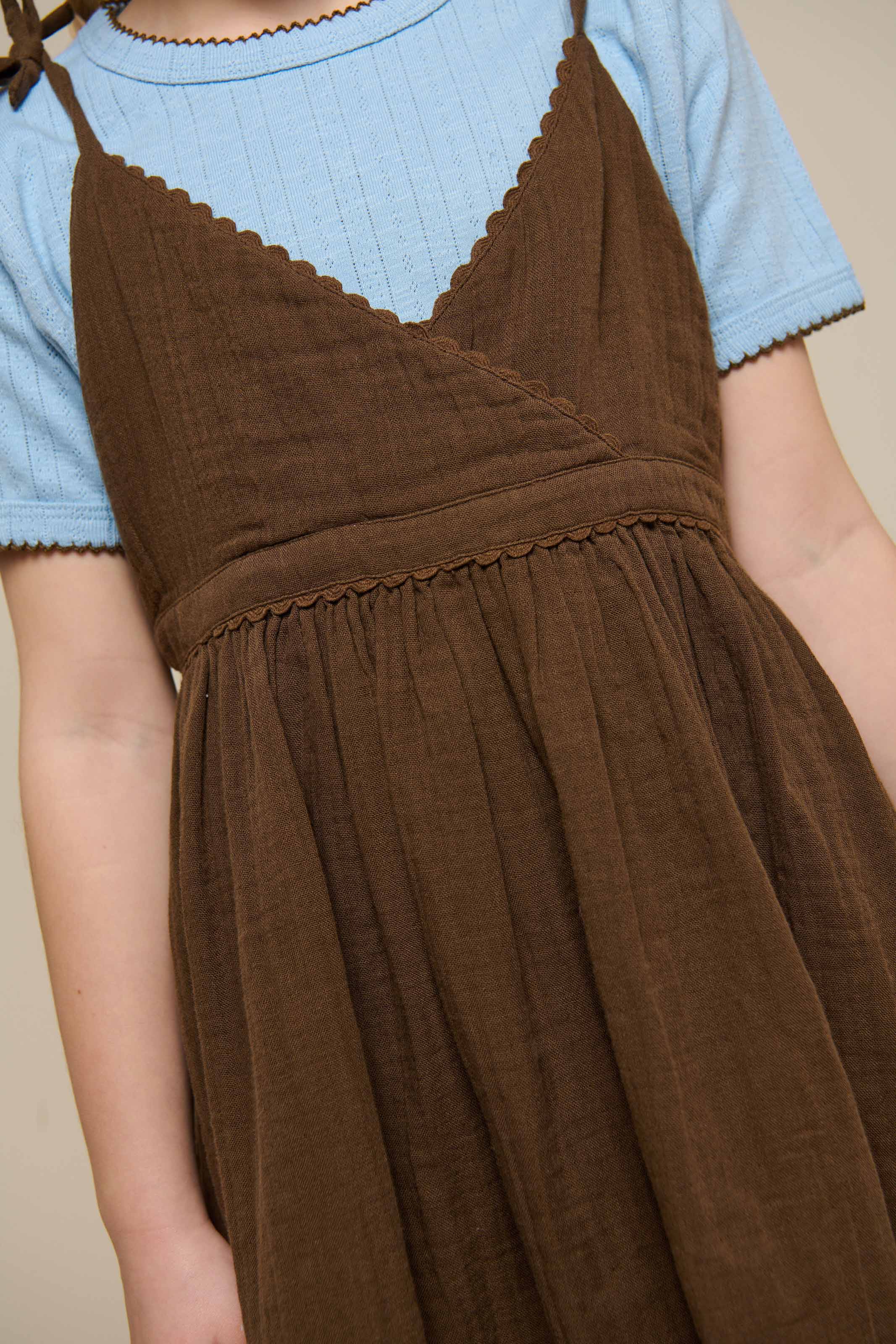 Stropkjole i musselin - Tween - Dark Brown | 100910 Jasmine