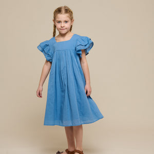 Bomuldskjole med bølgebånd og flæse - Tween - Dusty Blue | 101067 Alma
