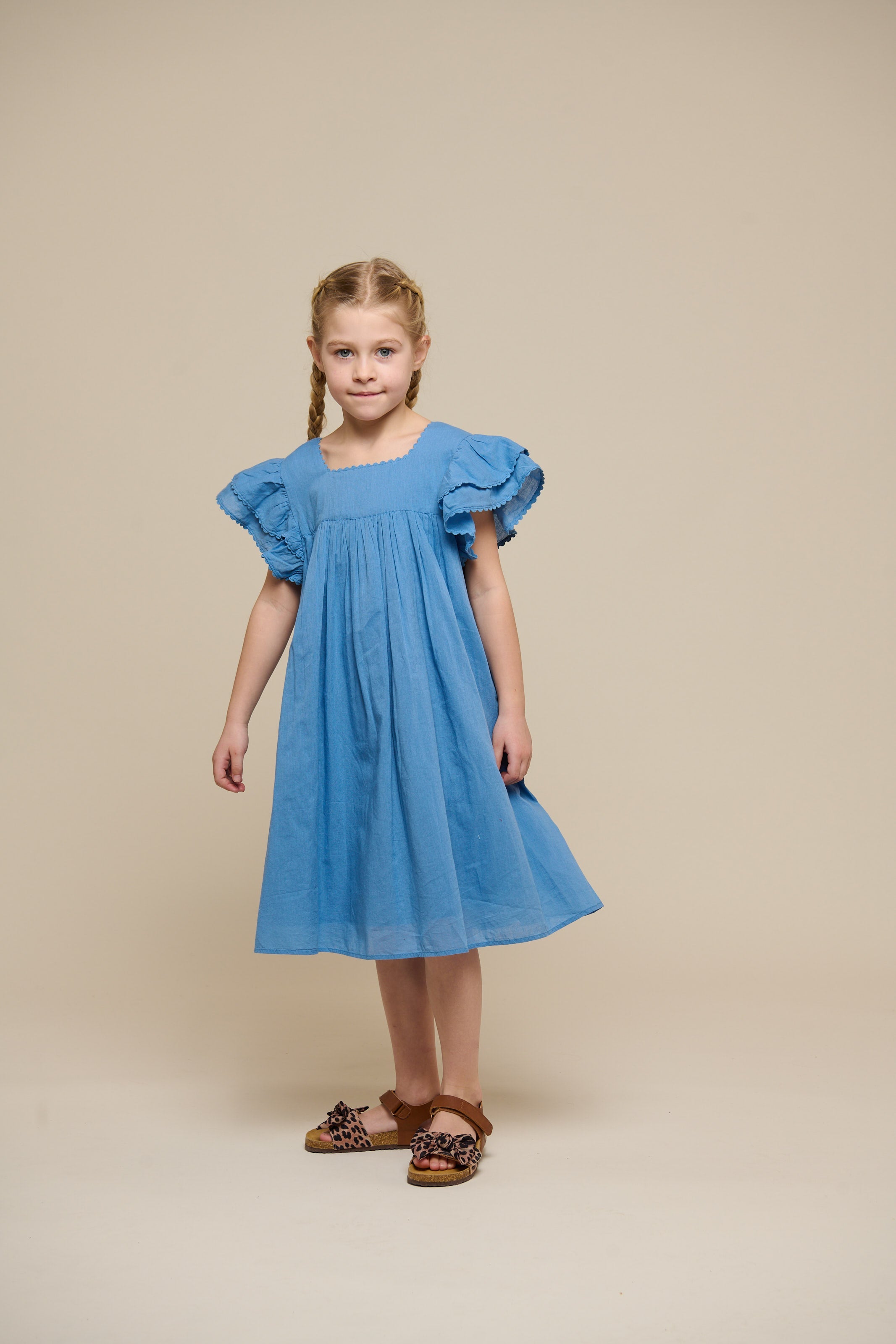 Bomuldskjole med bølgebånd og flæse - Tween - Dusty Blue | 101067 Alma