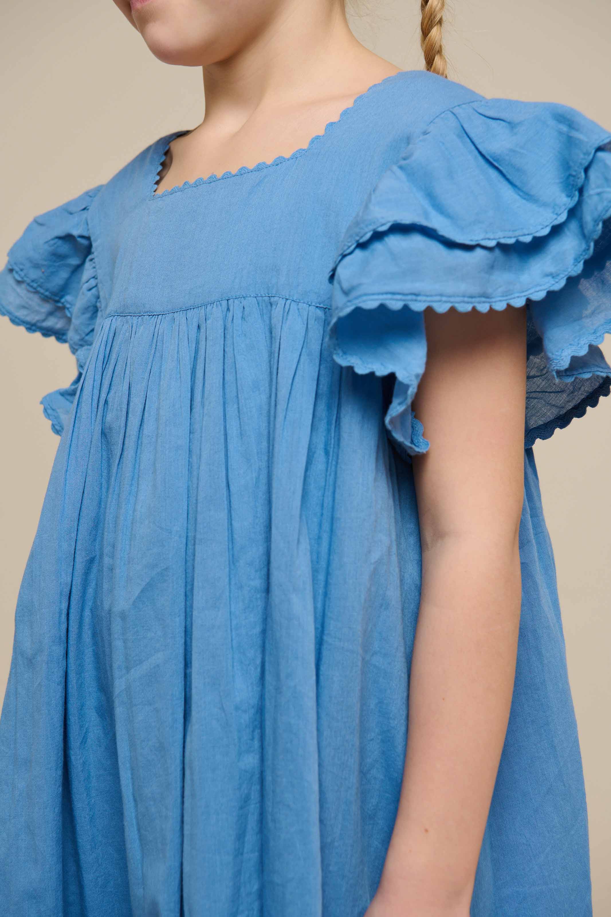 Bomuldskjole med bølgebånd og flæse - Tween - Dusty Blue | 101067 Alma
