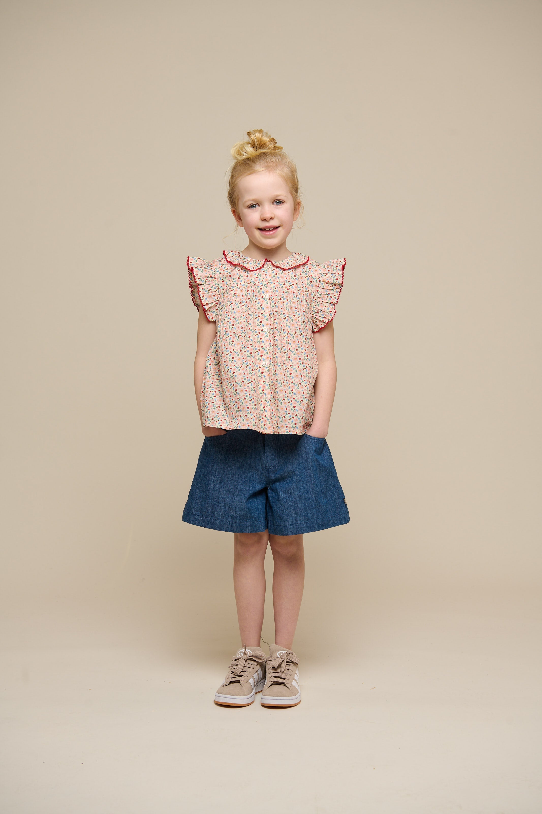 Poplintop med blomsterprint og flæse - Tween - Rose | 100949 Poppy