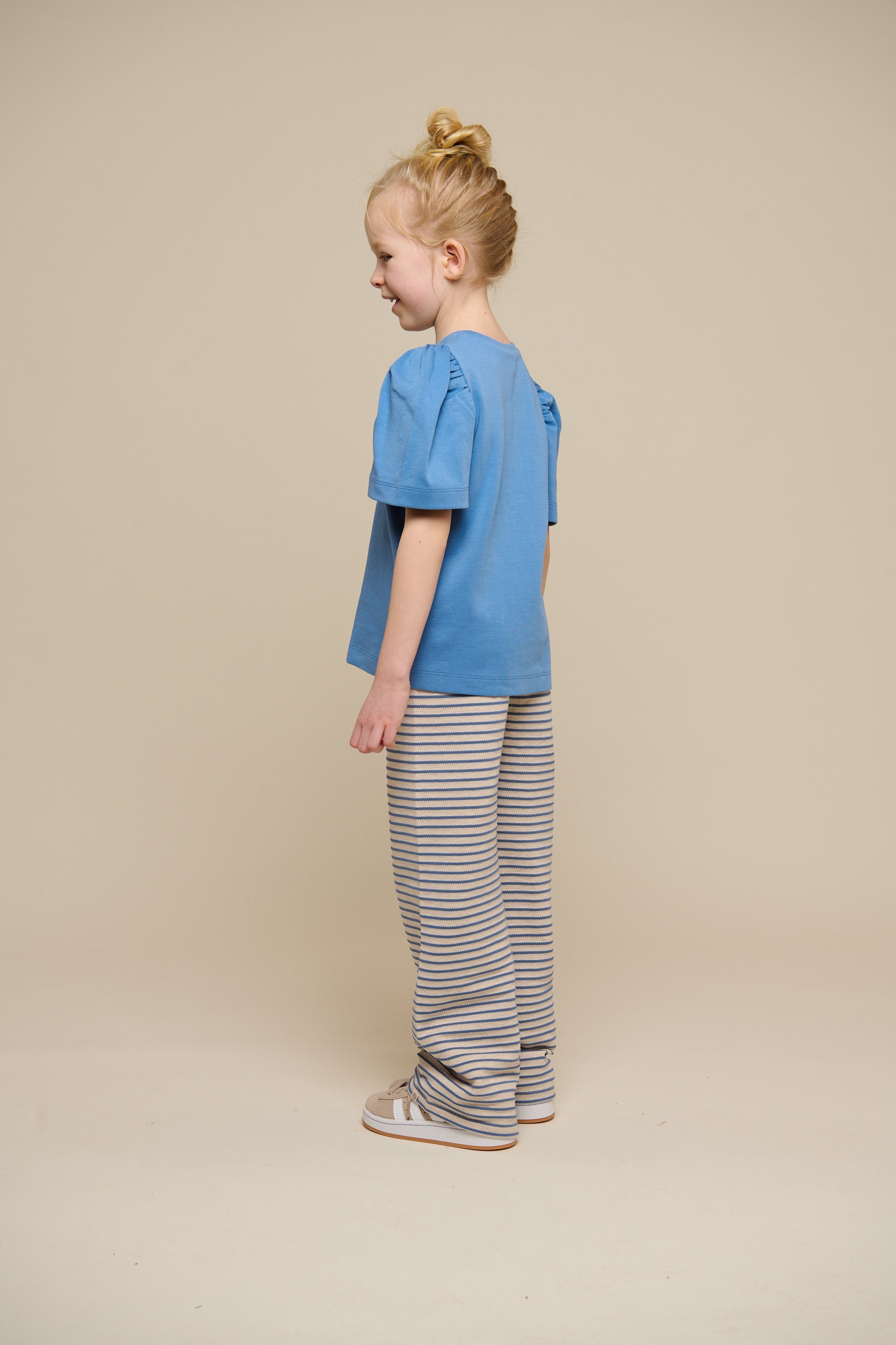 T-shirt med broderi - Tween - Dusty Blue | 101238 Amanda