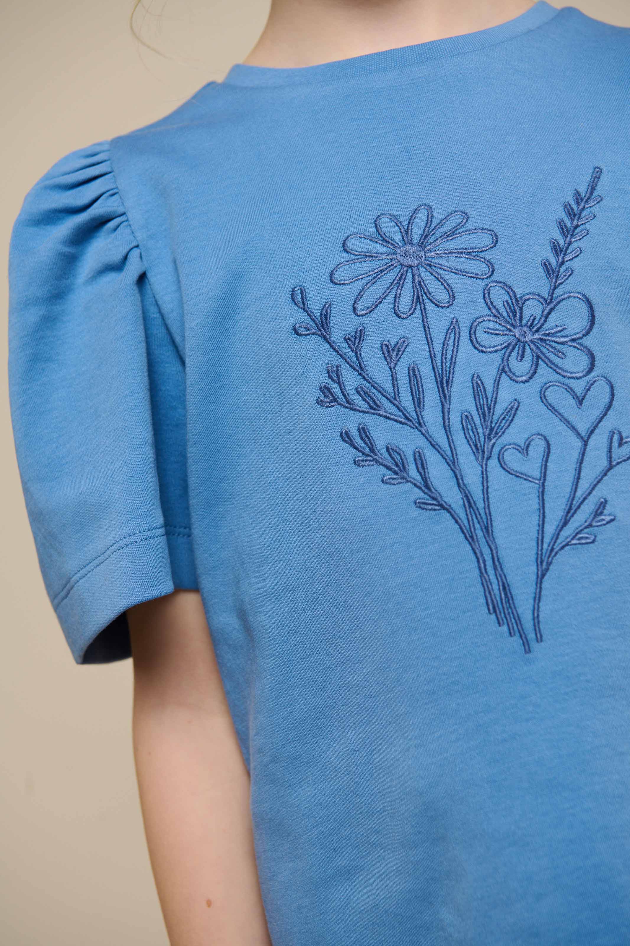 T-shirt med broderi - Tween - Dusty Blue | 101238 Amanda