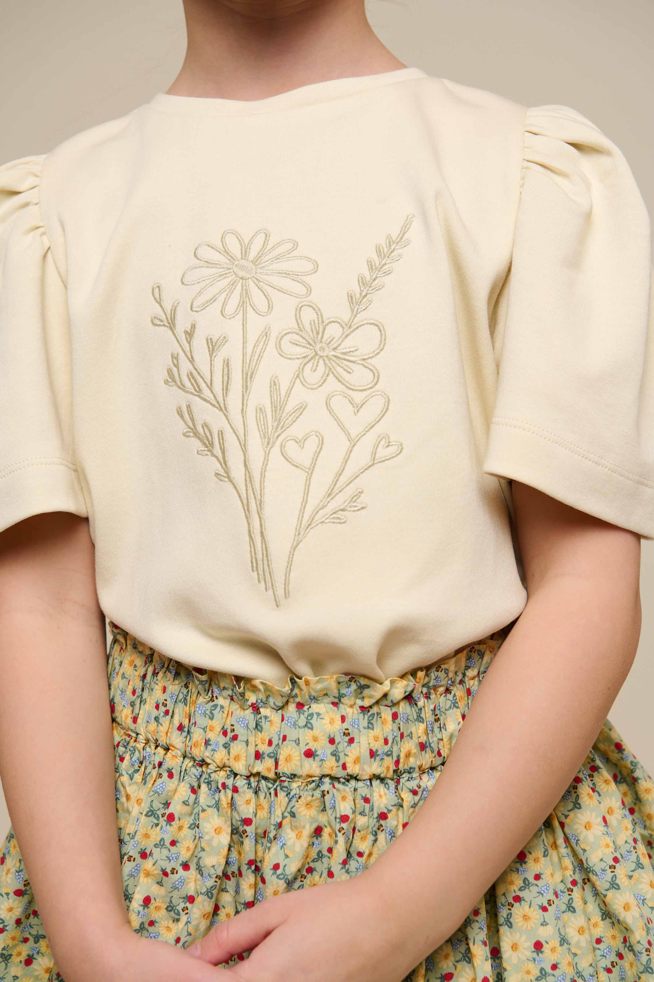T-shirt med broderi - Tween - Offwhite | 101236 Amanda