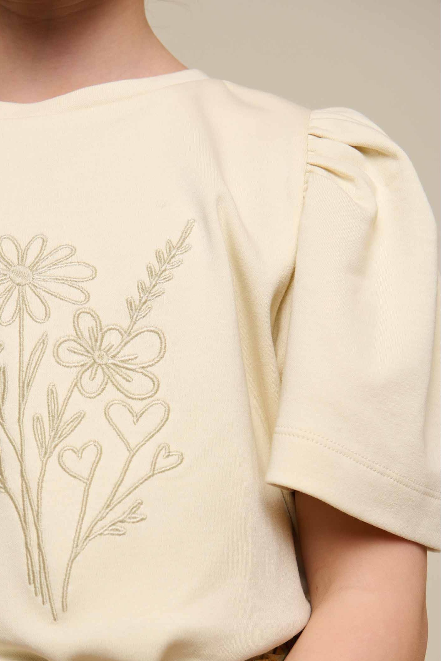 T-shirt med broderi - Tween - Offwhite | 101236 Amanda