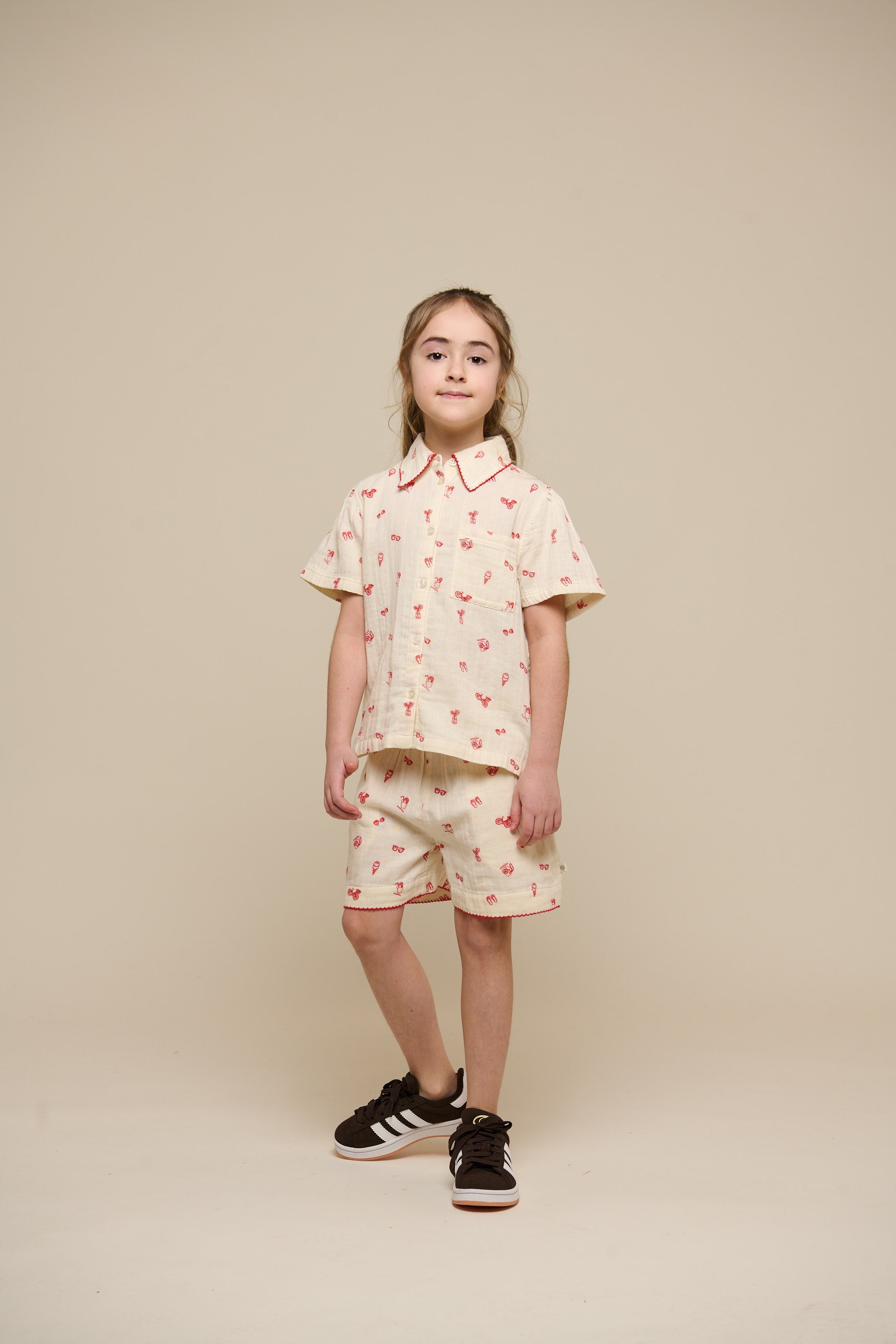 Skjorte og shortssæt i musselin med print - Tween - Offwhite/Cherry Red | 100973 Fiona