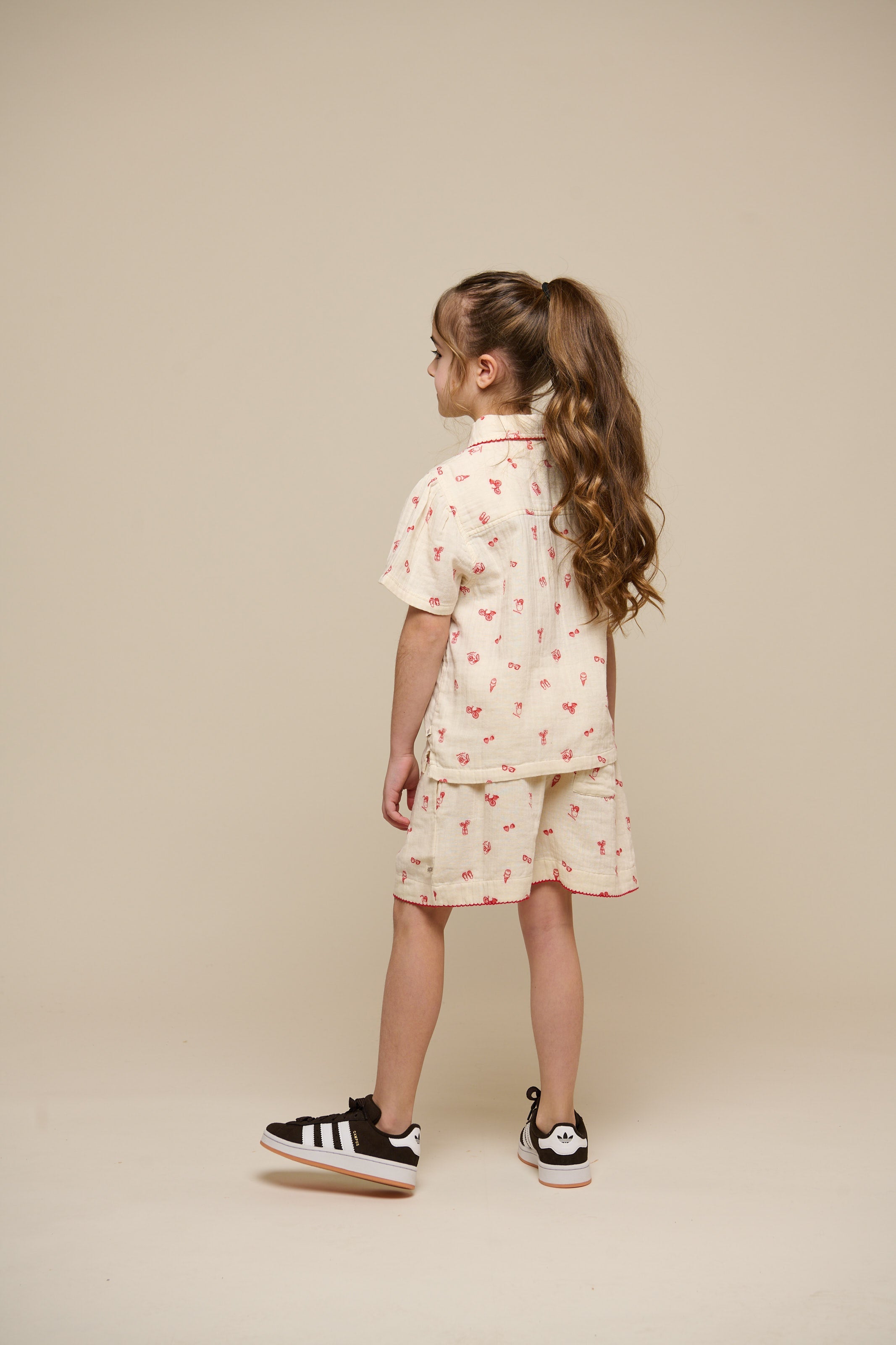 Skjorte og shortssæt i musselin med print - Tween - Offwhite/Cherry Red | 100973 Fiona