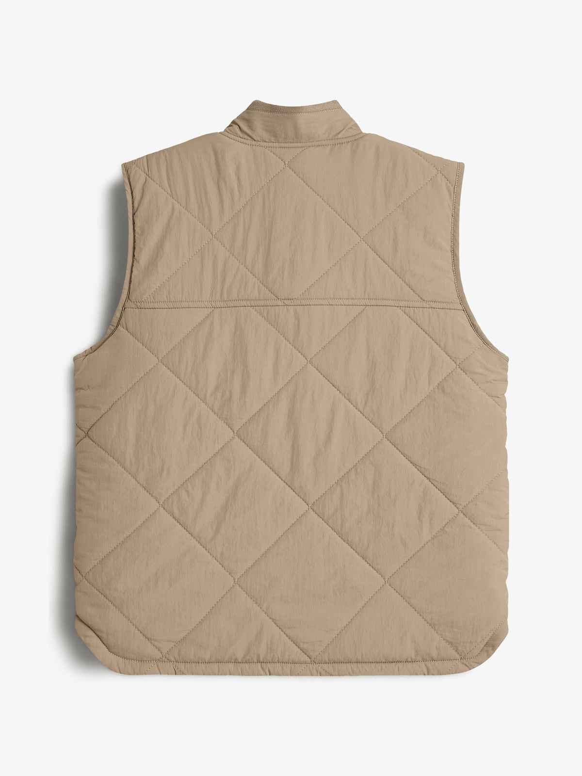 Beige quiltet vest, liggende fladt mod en hvid baggrund. Vesten har diamantformede syninger og en opretstående krave, uden ærmer. Ingen ekstra detaljer eller tekst synlige i omgivelserne.