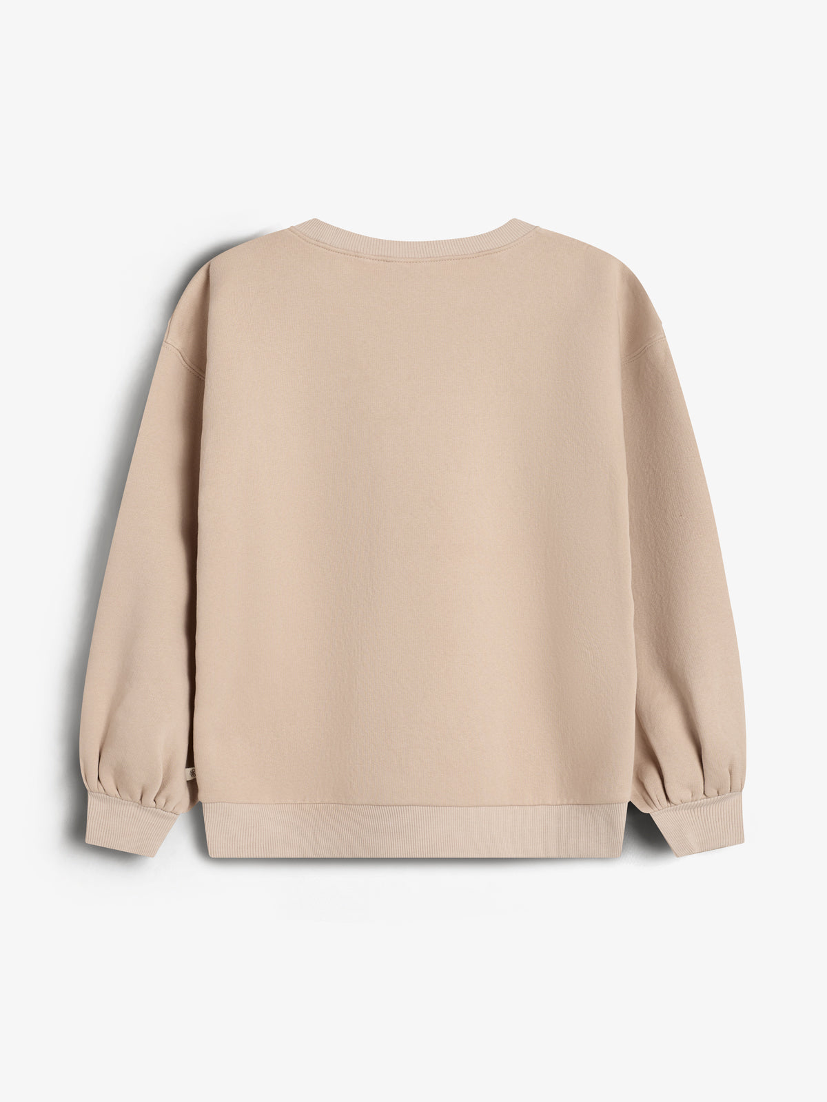 Beige sweatshirt hænger uvirksomt mod hvid baggrund. Trøjen har lange ærmer og ribkanter ved hals, håndled og bund, hvilket tilføjer struktur til det enkle design.