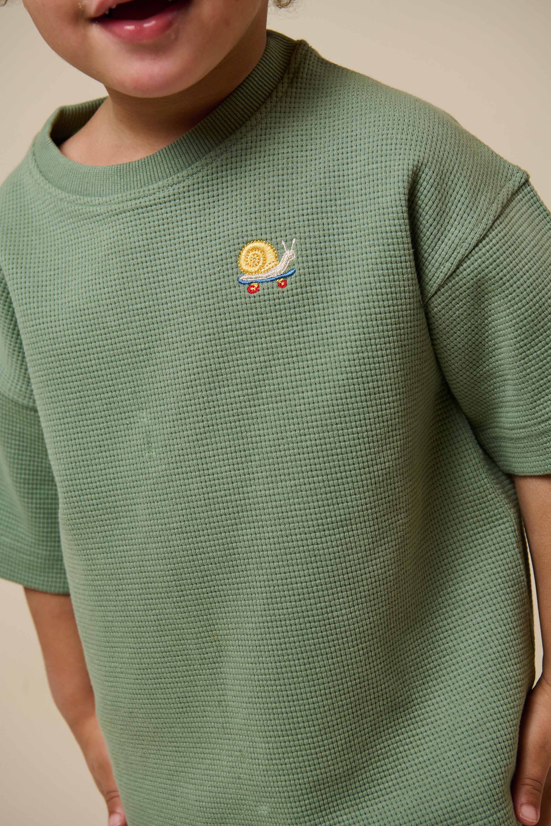 Vaffelstrikket T-shirt - Kids - Dusty Green | 101155 Evan