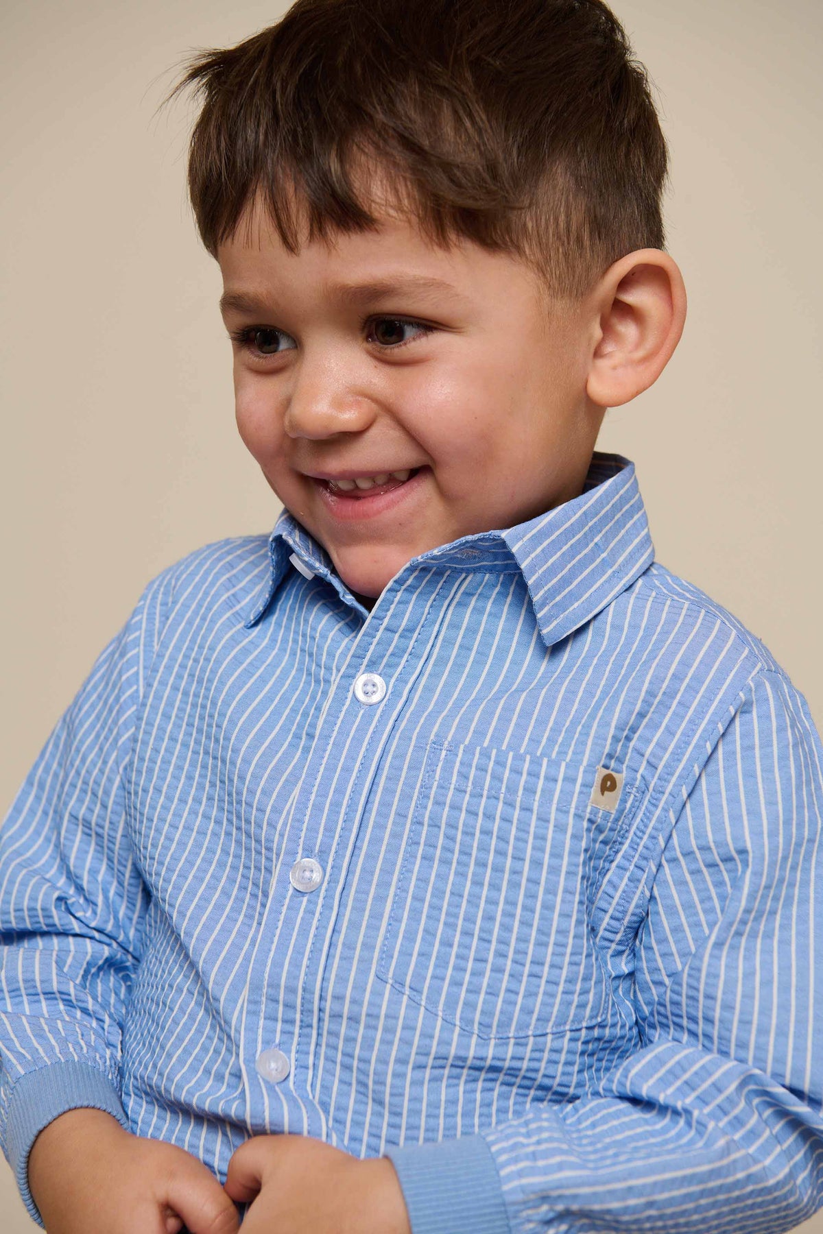 Stribet seersucker skjorte med ribmanchet - Kids - Blue Stripe | 101348 Patrick
