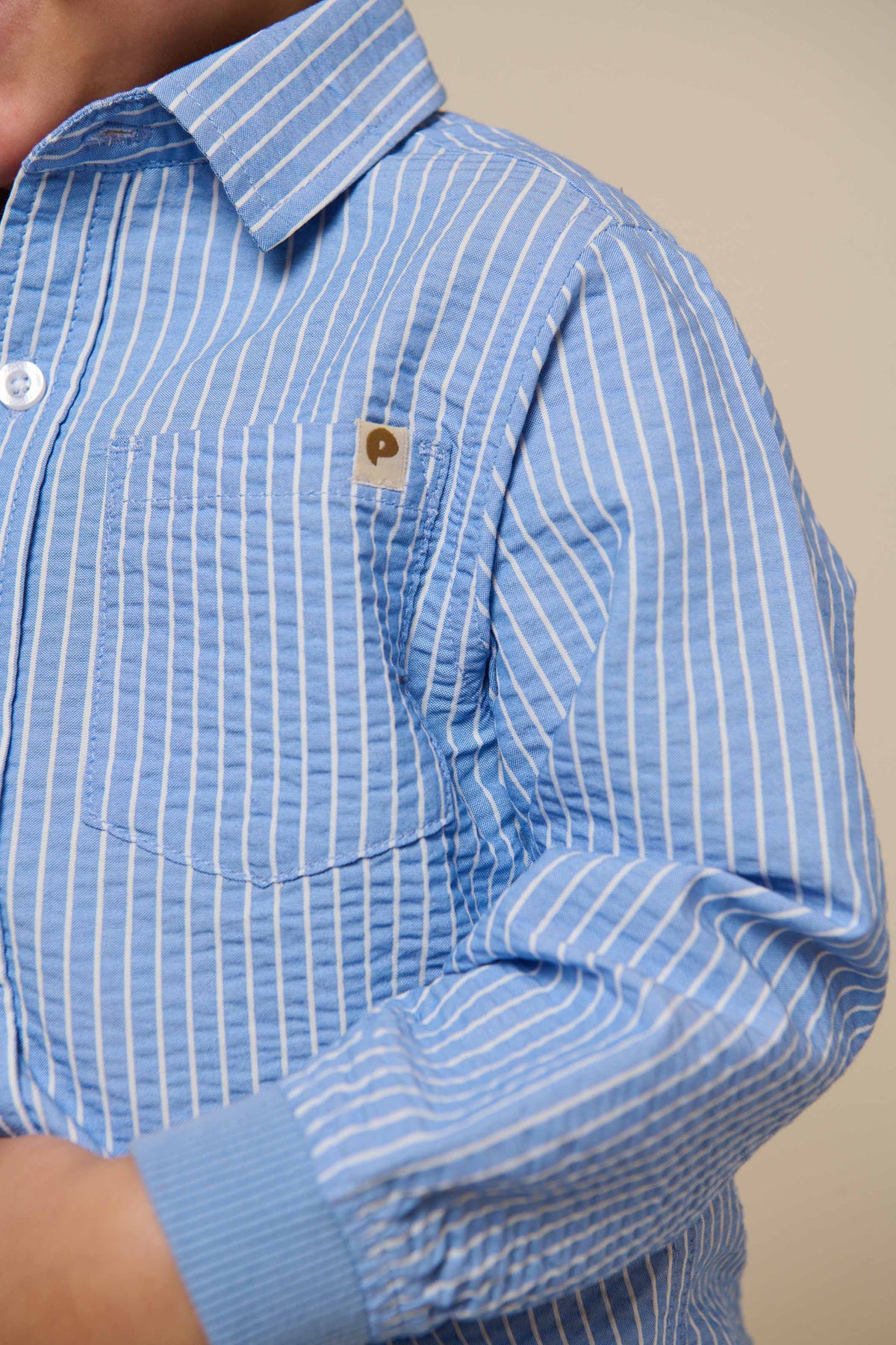 Stribet seersucker skjorte med ribmanchet - Kids - Blue Stripe | 101348 Patrick