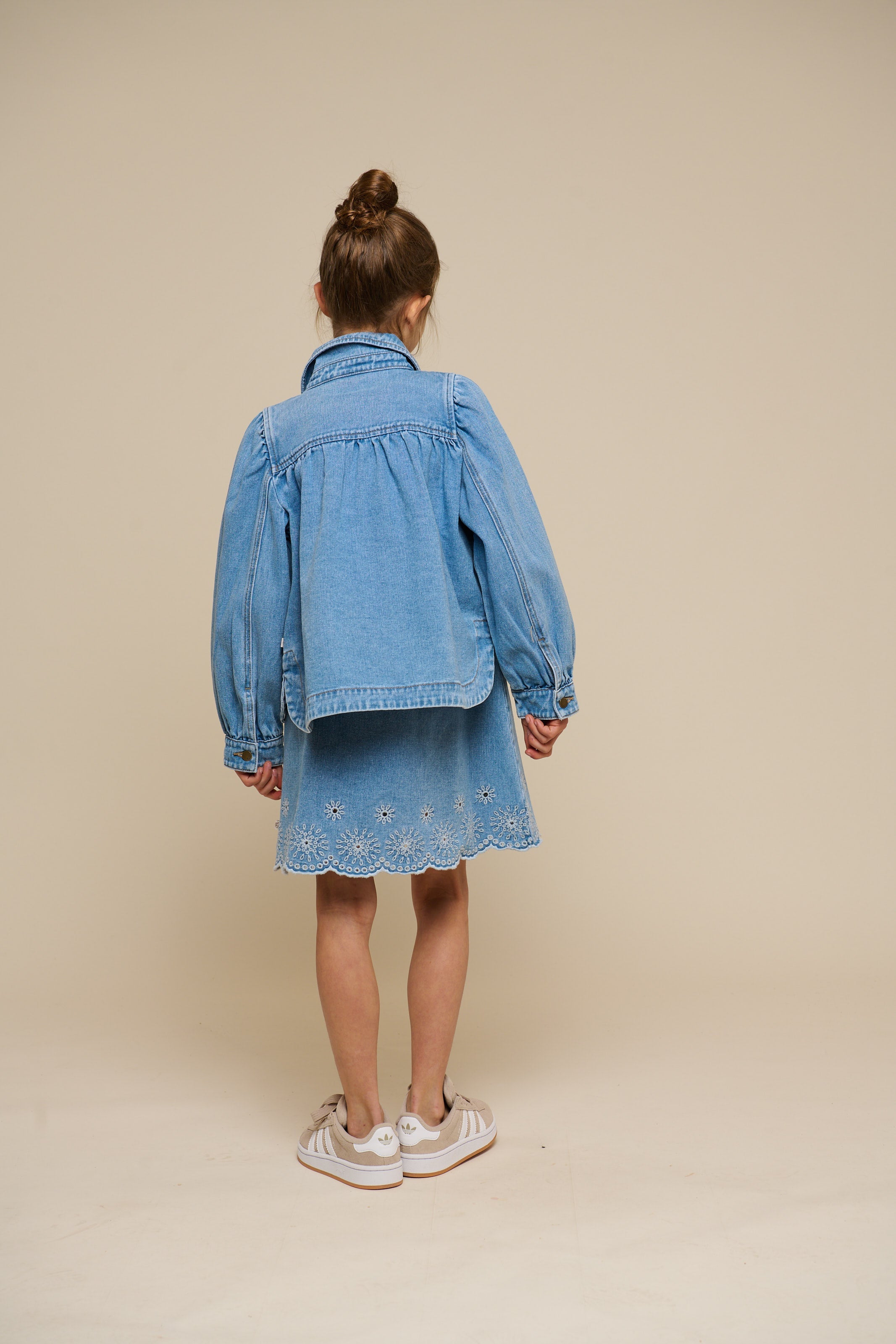 Broderet kort denimkjole - Tween - Light Blue Denim | 101019 Vera